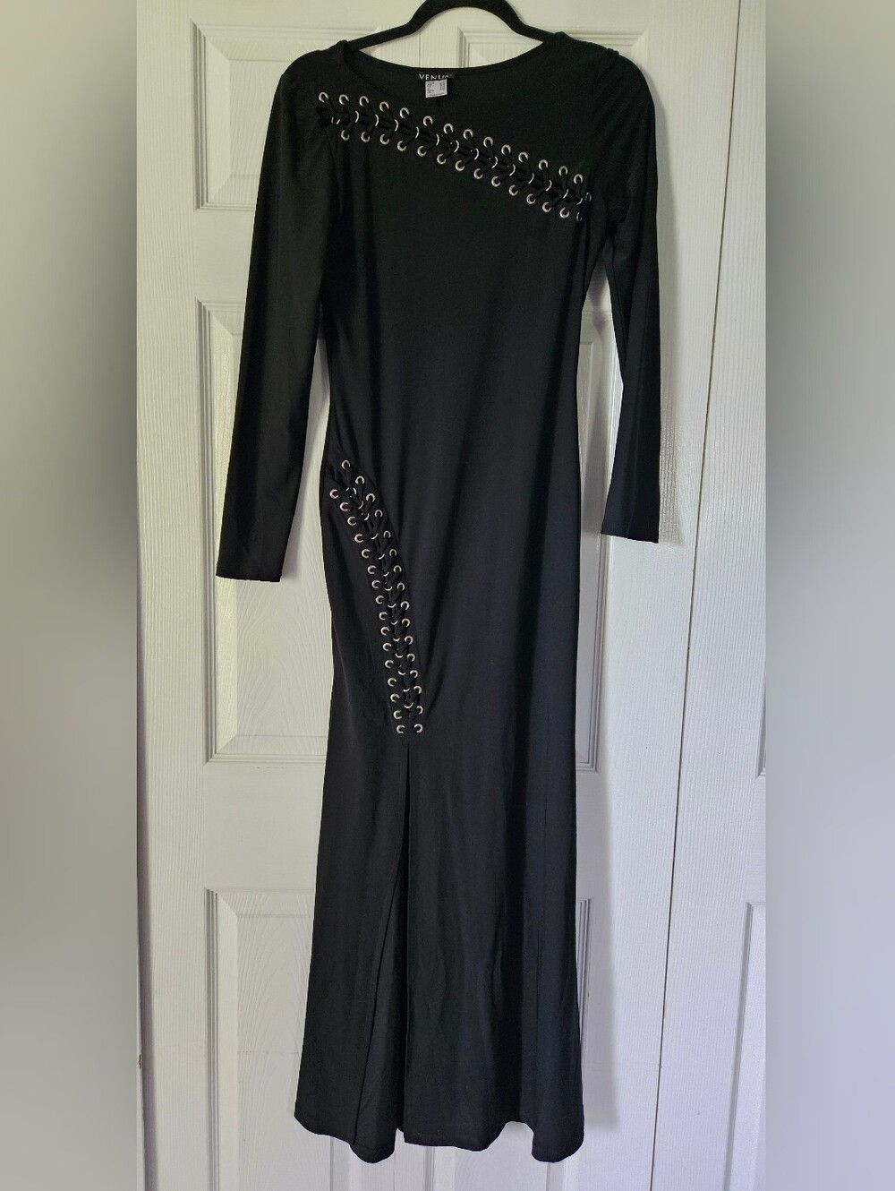 VENUS Black Long-Sleeve Maxi Dress with Grommet Lace-Up Detail Small